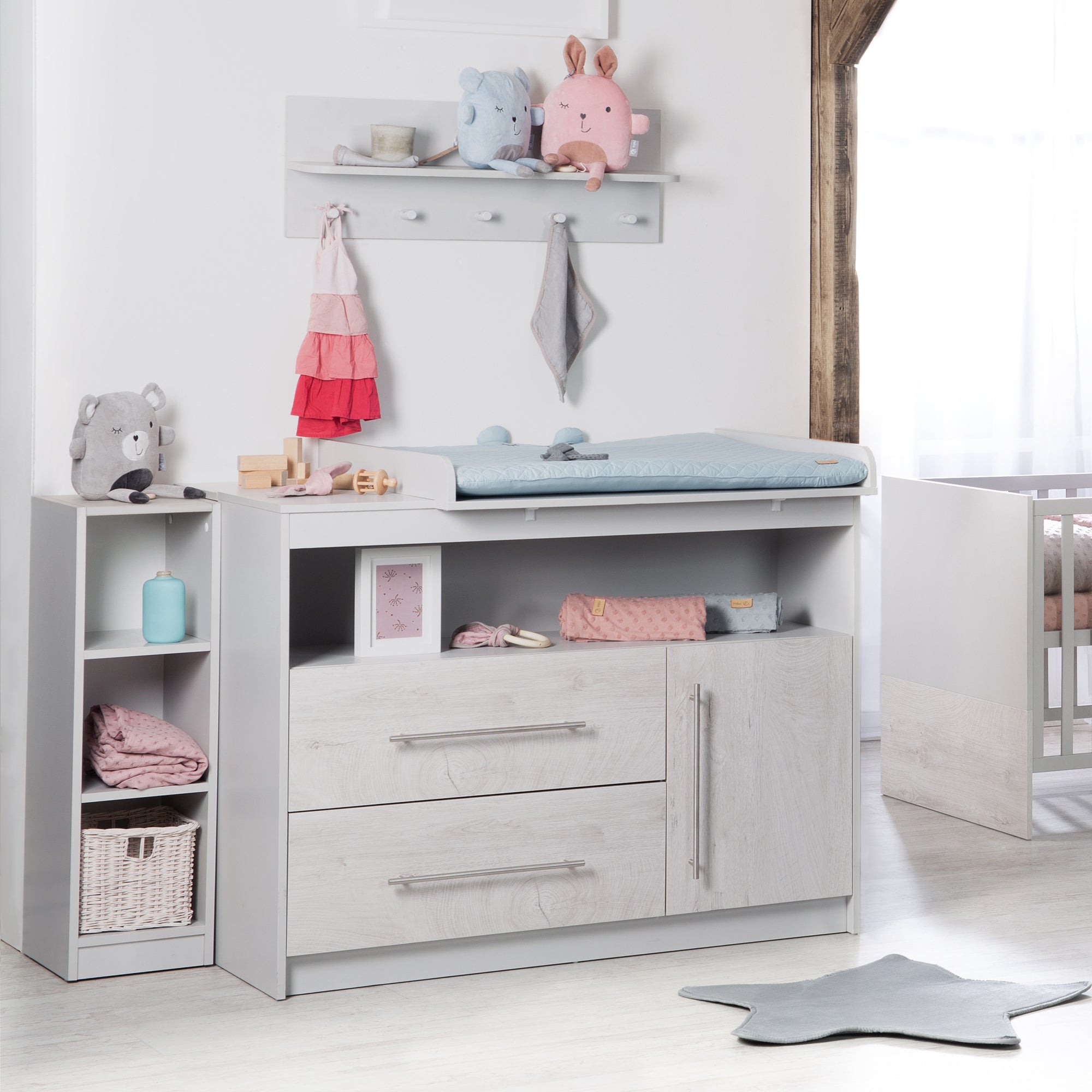 scaffale-laterale-maren-2-abbinato-alla-cassettiera-fasciatoio-maren-2-per-camerette-grigio-chiaro-bianco-us-4744527544459_1.jpg